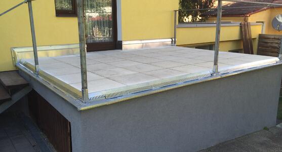 Terrasse mit Zinkeinfassung und Betonsteinen